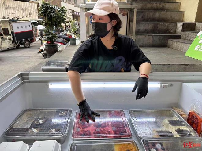 妈近况曝光！摆摊卖甜品想踏出重生第一步麻将胡了2模拟器“重庆姐弟坠亡案”妈(图5)