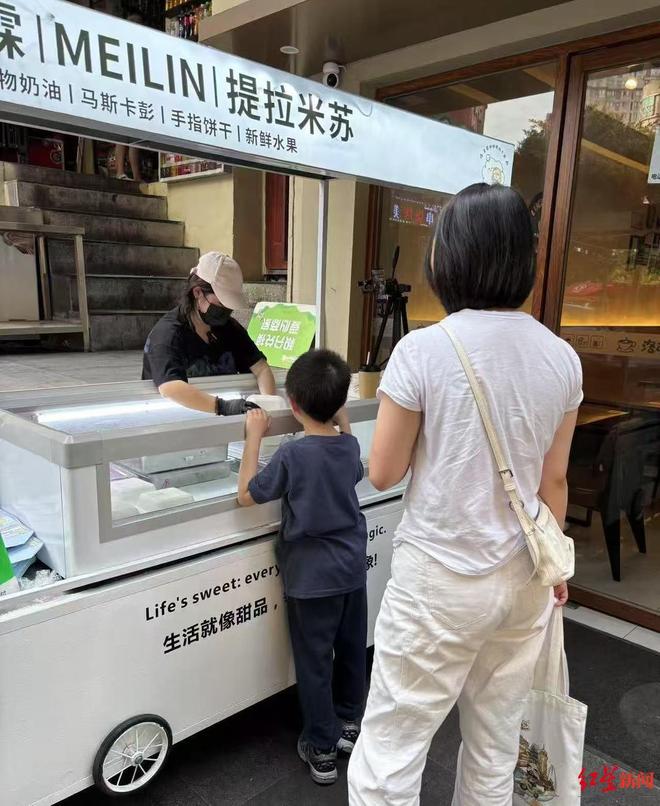 妈近况曝光！摆摊卖甜品想踏出重生第一步麻将胡了2模拟器“重庆姐弟坠亡案”妈(图2)
