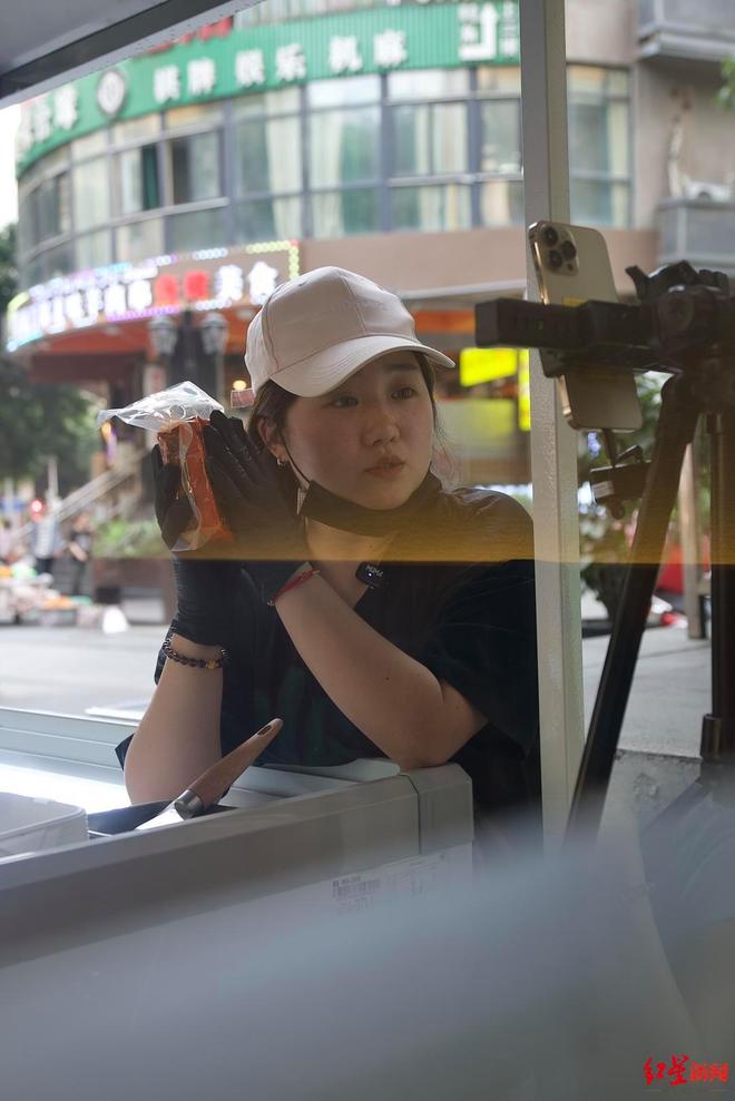 妈近况曝光！摆摊卖甜品想踏出重生第一步麻将胡了2模拟器“重庆姐弟坠亡案”妈(图7)