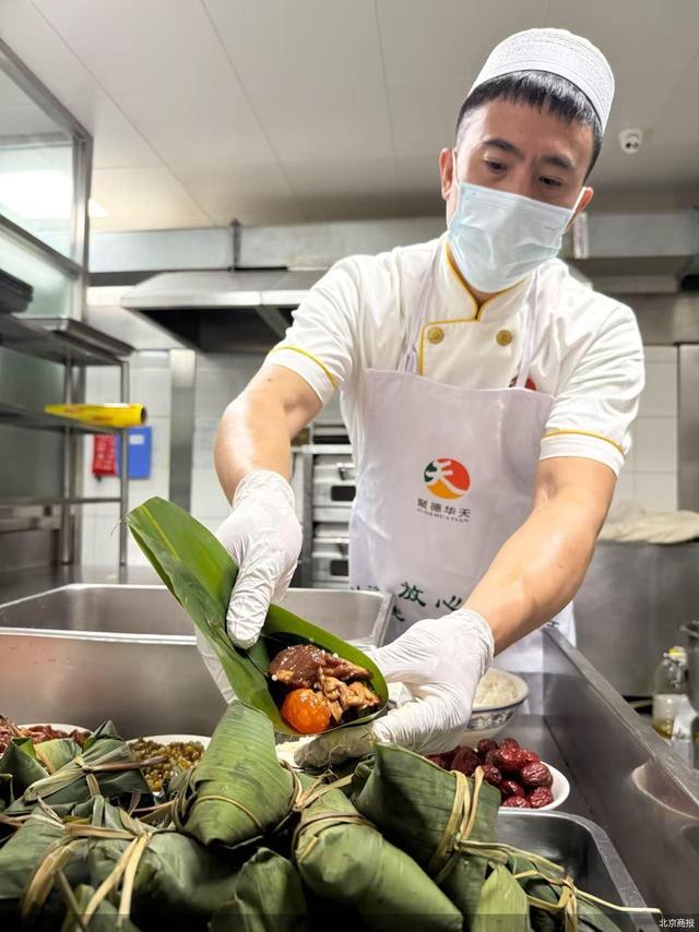 % 景区门店预订热 双节叠加引餐饮热潮PG麻将胡了模拟器客流预计提升超15(图2)