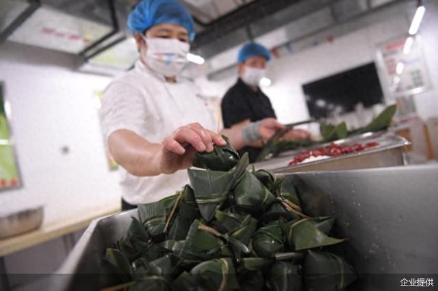 % 景区门店预订热 双节叠加引餐饮热潮PG麻将胡了模拟器客流预计提升超15(图3)